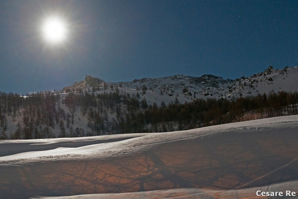 Una luna nettamente sovraesposta, con immagine scattata in piena notte. In questo caso la luna appare come un cerchio bianco. La foto, però, è stata scattata contravvenendo a tutto quello che ho scritto nel testo. Persino gli iso! In un caso come questo è praticamente indispensabile scattare con una doppia esposizione. Nikon D800; Nikkor 24-70 2,8 AFG: 4,0 sec; f/4,0; ISO 1250; treppiede. 