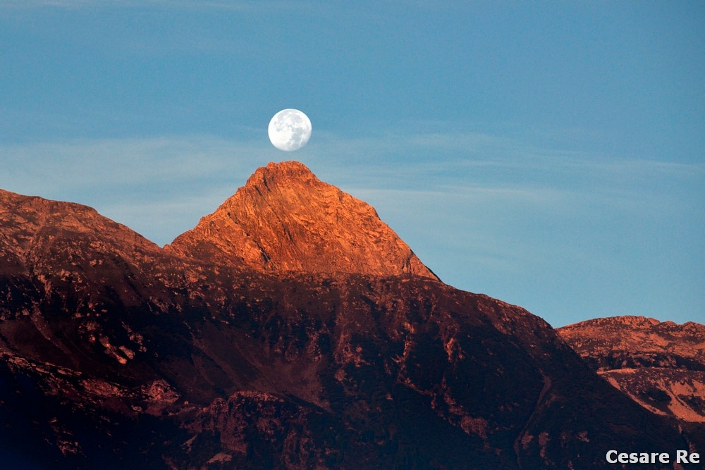 Una sorta di rincorsa, per ottenere la giusta inquadratura, con la luna che si muoveva. Il Pizzo del Ton, in Valle Antrona con la magia della luna che gioca con la cima. La foto è stata scattata all’alba. Nikon D850; Nikkor 70-200 AFG, f4. Impossibile da scattare senza il treppiede, a meno di non rischiare un mosso, o micro mosso, oppure di non ottenere una composizione così precisa. Anche la focale, 200 mm, era lunga. L’ottica è dotata di stabilizzatore che, però, è stato tolto, visto che era posizionata su un saldo treppiede della Gitzo.