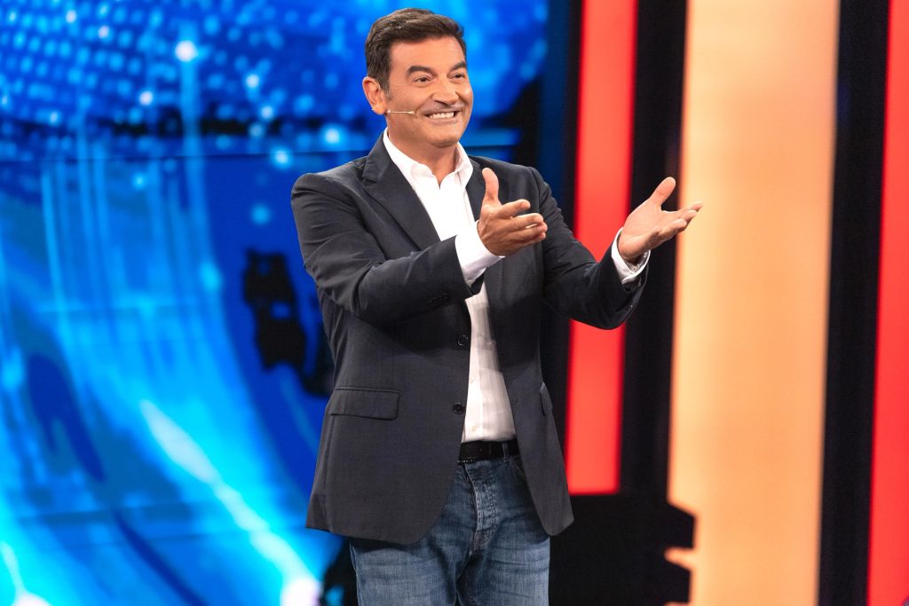 BOOM! Max Giusti nel preserale di Canale 5 con Caduta Libera e The Wall