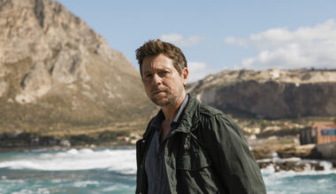 “Màkari 4”, tra fuoco e bugie: Saverio deve salvare Randone mentre la storia con Suleima va in pezzi - Amica.it