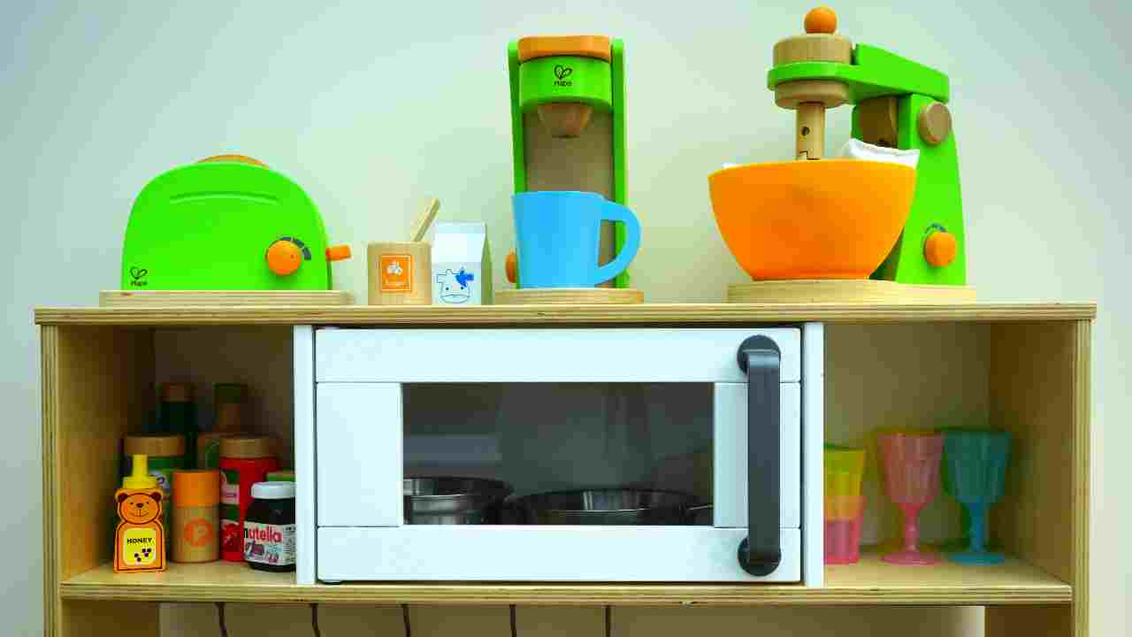 Microonde senza sorprese | Simboli e contenitori adatti per scaldare in sicurezza: se sbagli rischi danni alla salute