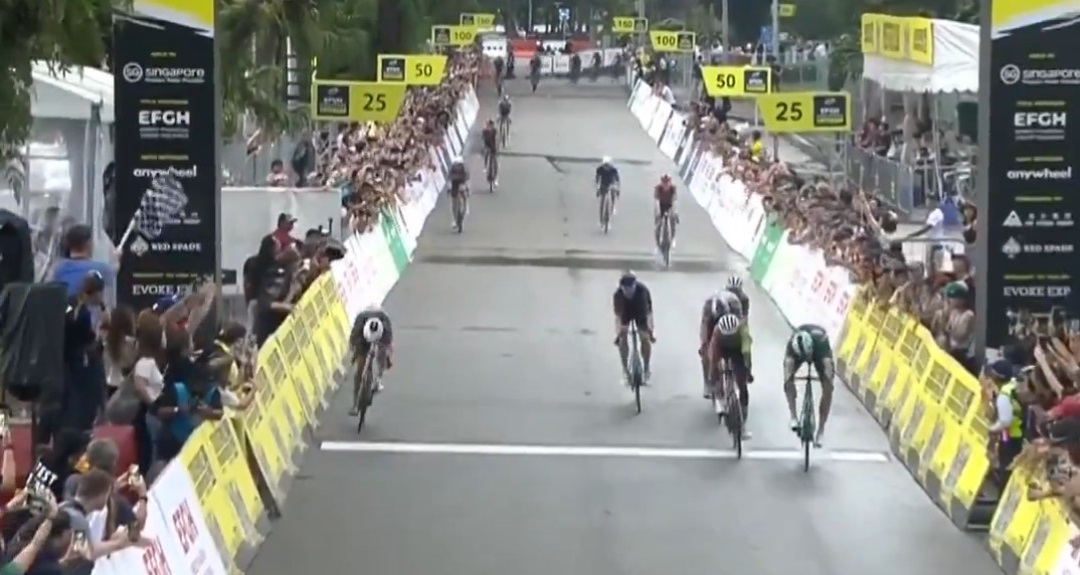Singapore Criterium 2025, successo di Jonathan Milan davanti a Biniam Girmay e Jasper Philipsen
