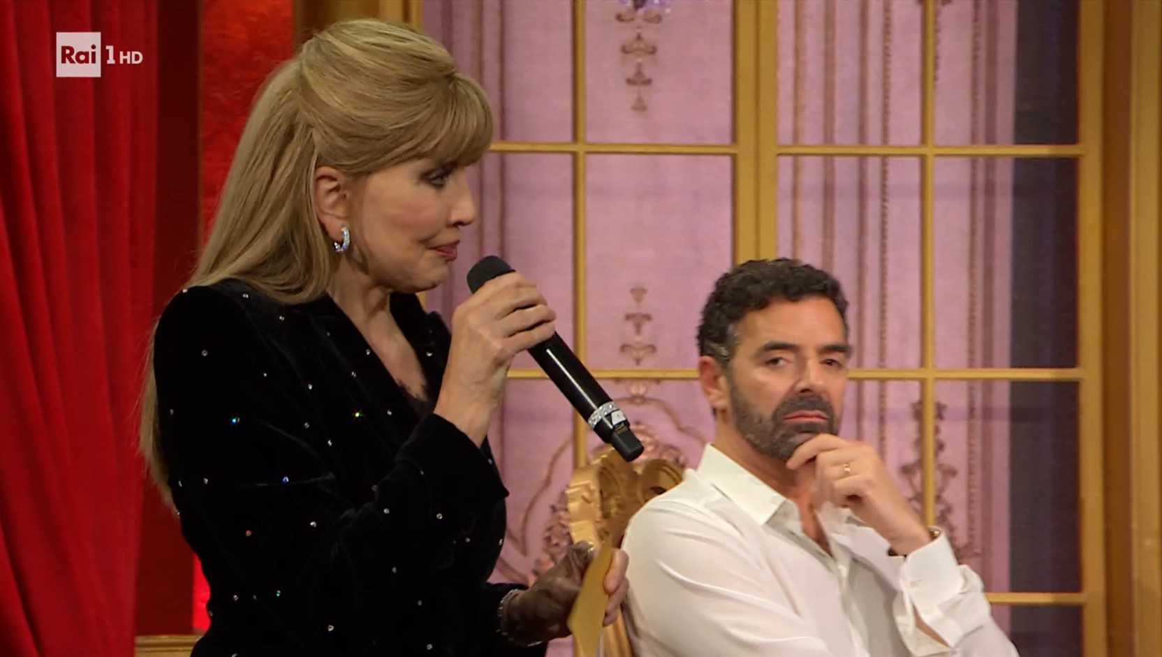 Ballando con le Stelle, Milly e la busta con il verdetto in mano... a votazioni ancora aperte!