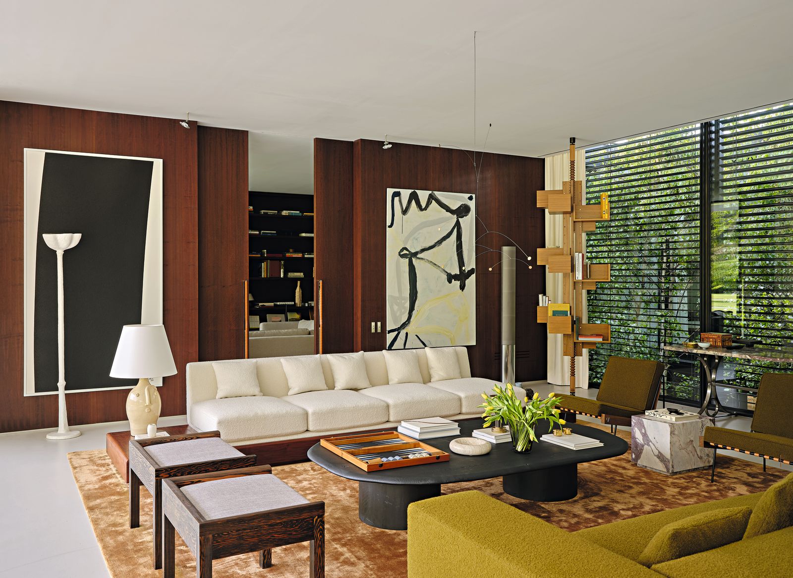 Salotto divani verde oliva divano bianco coffe table nero pareti in legno dipinti lampade finestra libri villa...