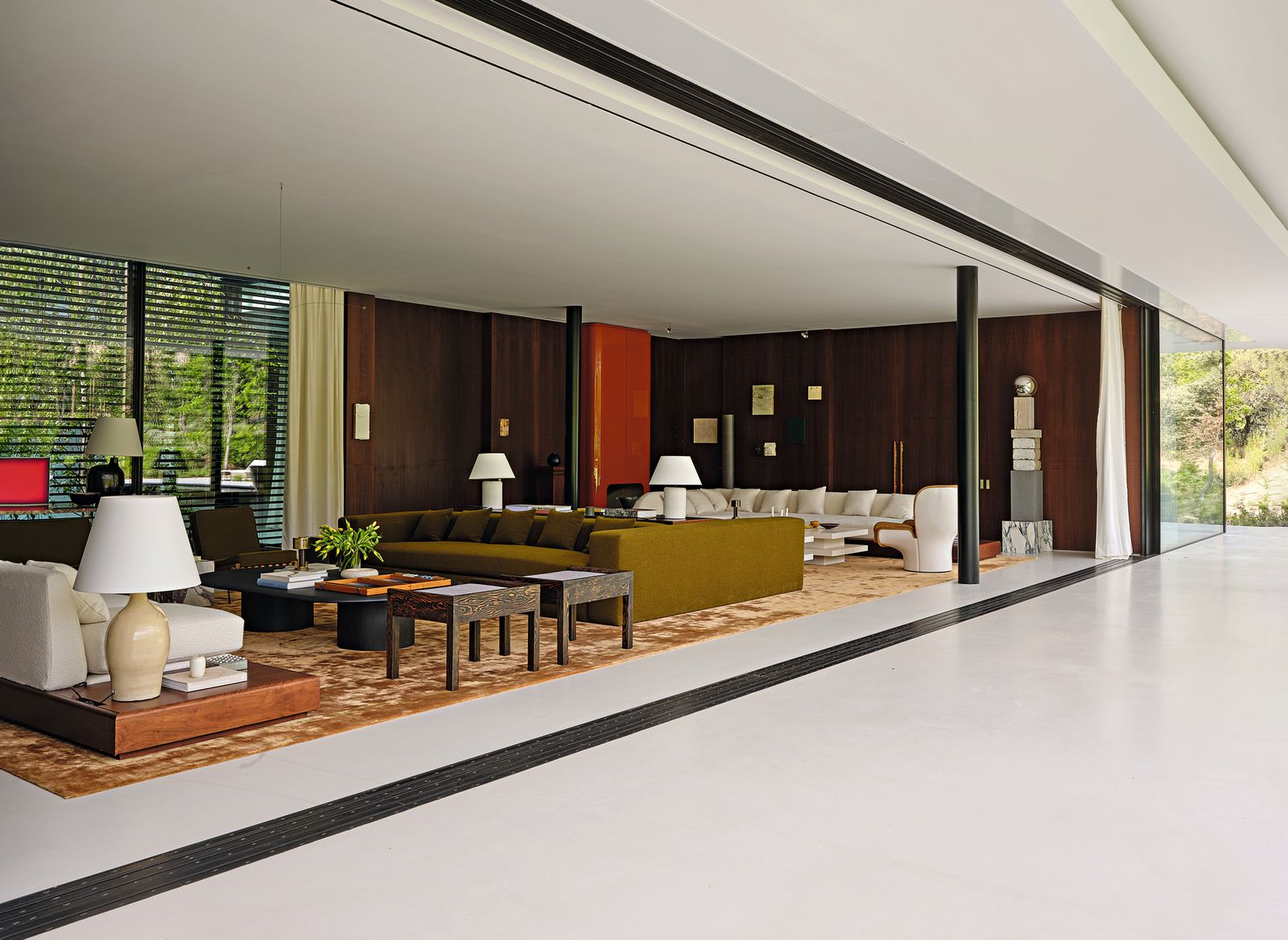 Salotto divano verde oliva divano bianco lampade tappeto tende interno ed esterno