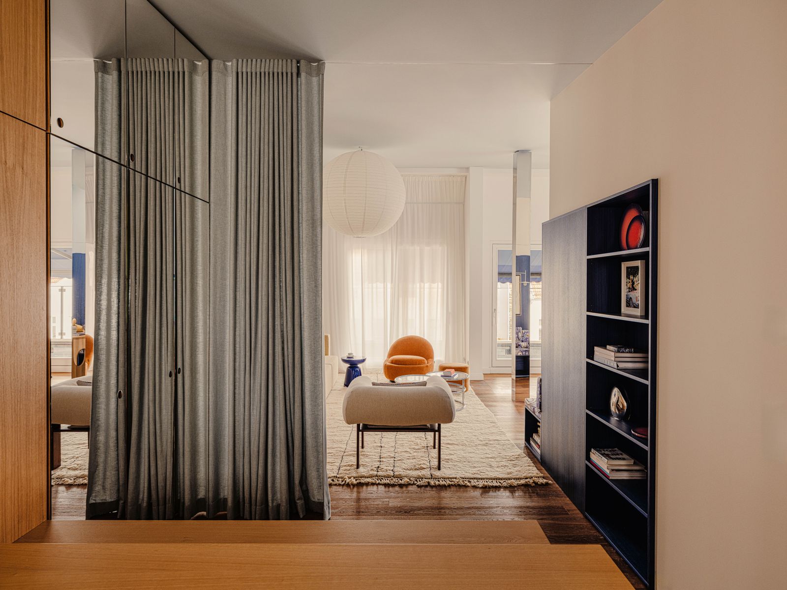 appartamento piccolo berlino soggiorno tenda libreria armadio con ante a specchio