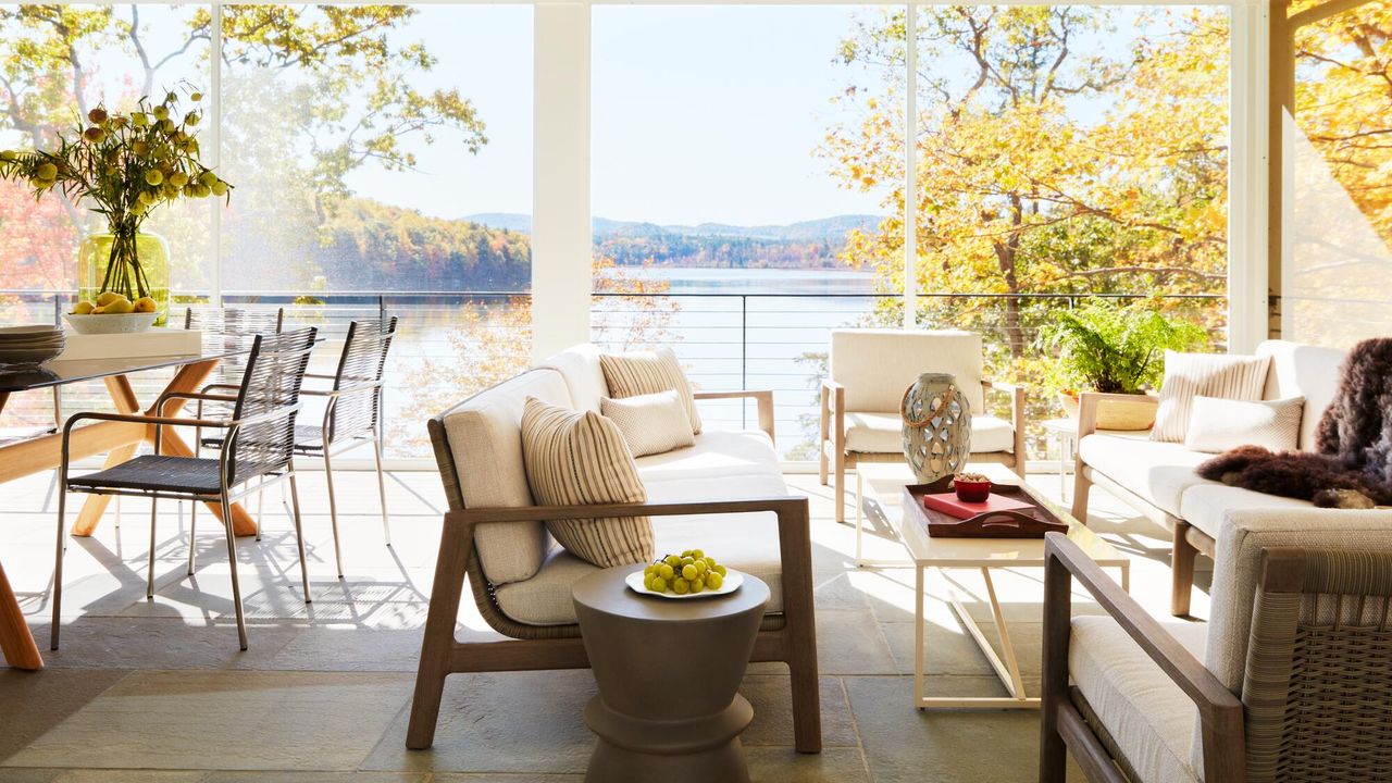 Questa casa sul lago è un loft caldo, vivibile, pieno di luce e di opere d'arte