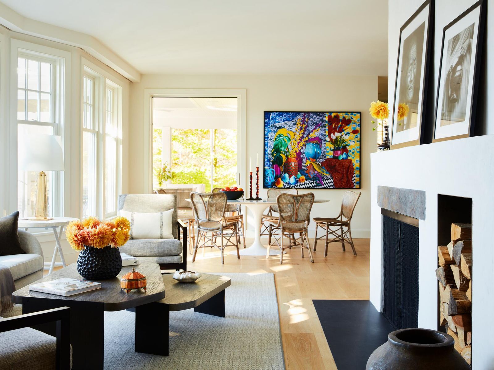 tavolo sedie arte poltrone camino tappeto