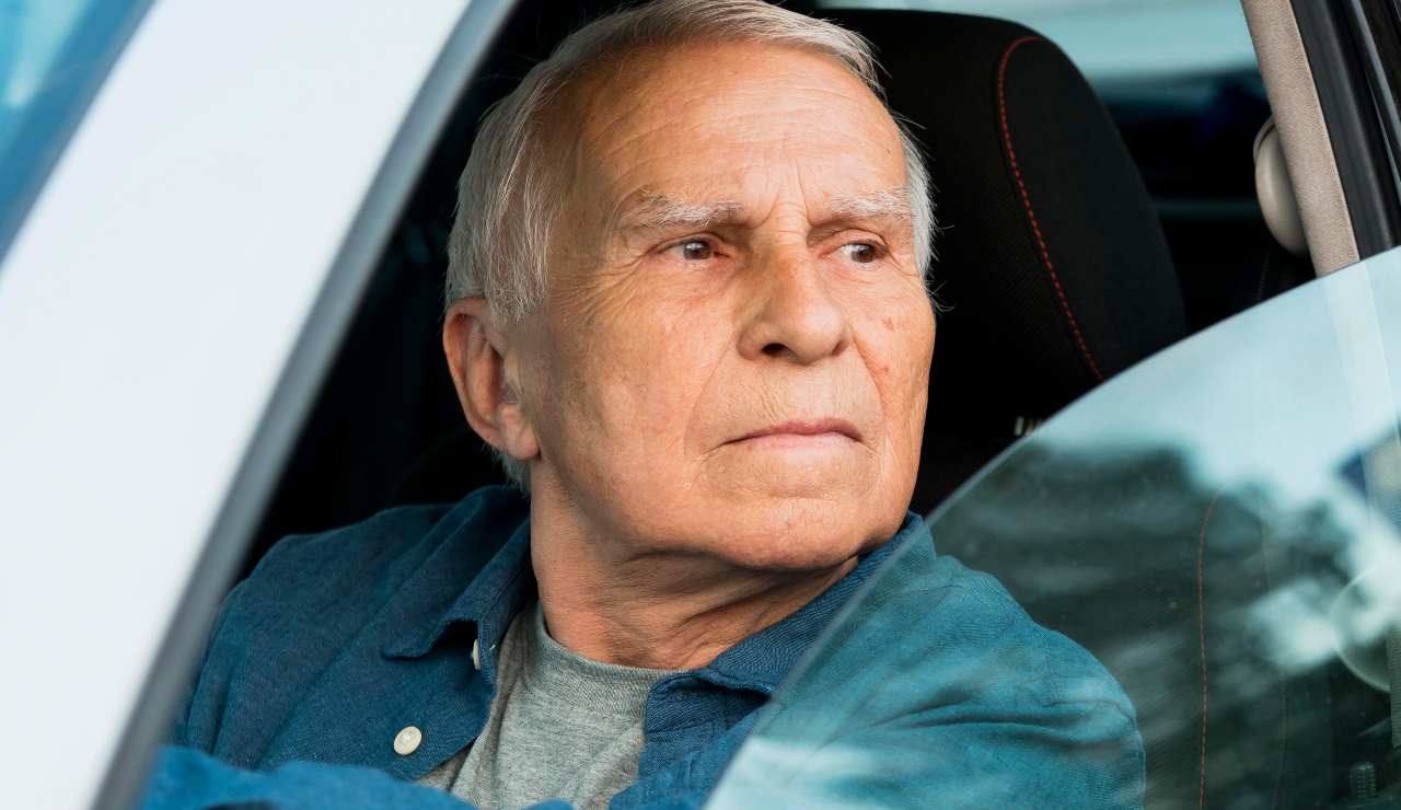 A 84 anni si ritrova la patente "sospesa a vita" | Non hanno perdonato le candeline sulla torta (e non solo)