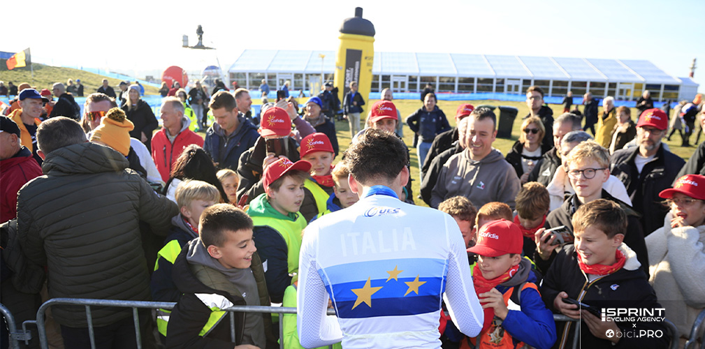 Tanta gente intorno al box azzurro, a conferma del completo rilancio d'immagine della nostra nazionale