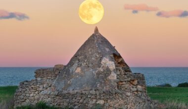 In Puglia la superluna incastonata tra i trulli. LA FOTO