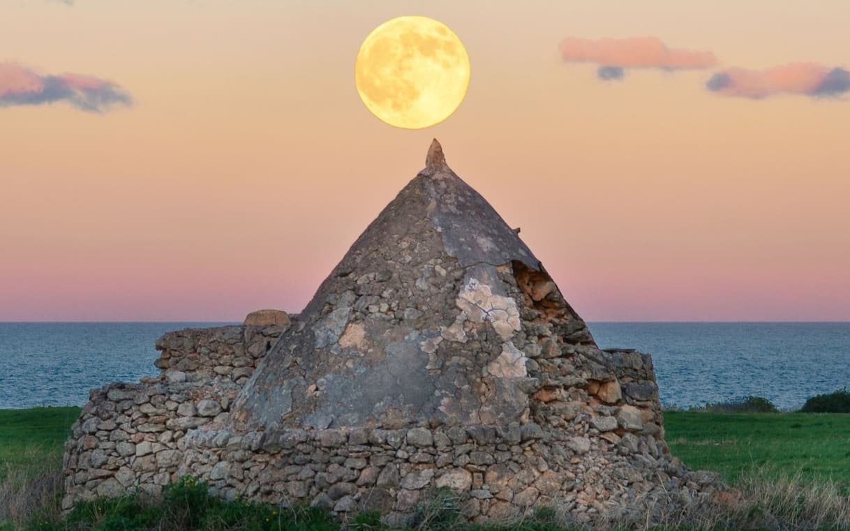 In Puglia la superluna incastonata tra i trulli. LA FOTO