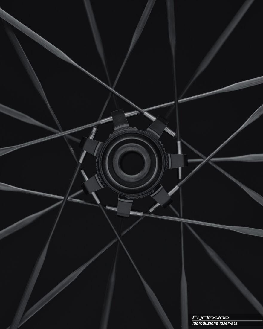 ROAD-9939_2025_Roval_Alpinist_CLX_III_Studio_4x5_01 – Cyclinside.it