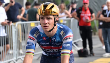 Remco Evenepoel ha ancora problemi al braccio dopo la caduta dello scorso dicembre: "Non riesco a prendere le cose dalla tasca della maglia"