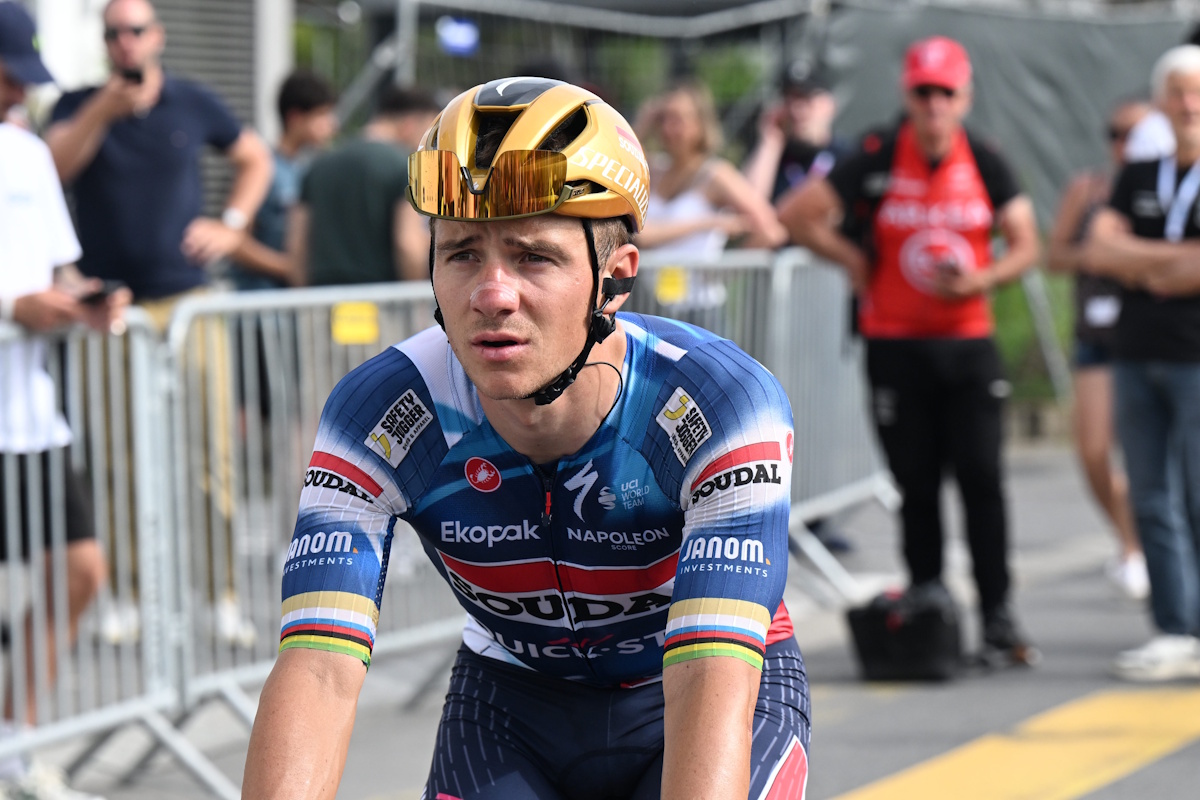 Remco Evenepoel ha ancora problemi al braccio dopo la caduta dello scorso dicembre: "Non riesco a prendere le cose dalla tasca della maglia"