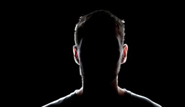 Volto oscurato di un uomo