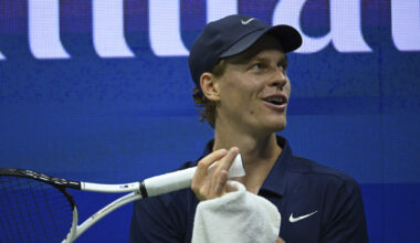 Sinner si sfoga contro il suo angolo: "Ho fatto il break e state seduti!". Poi l'abbraccio con Cahill (VIDEO)