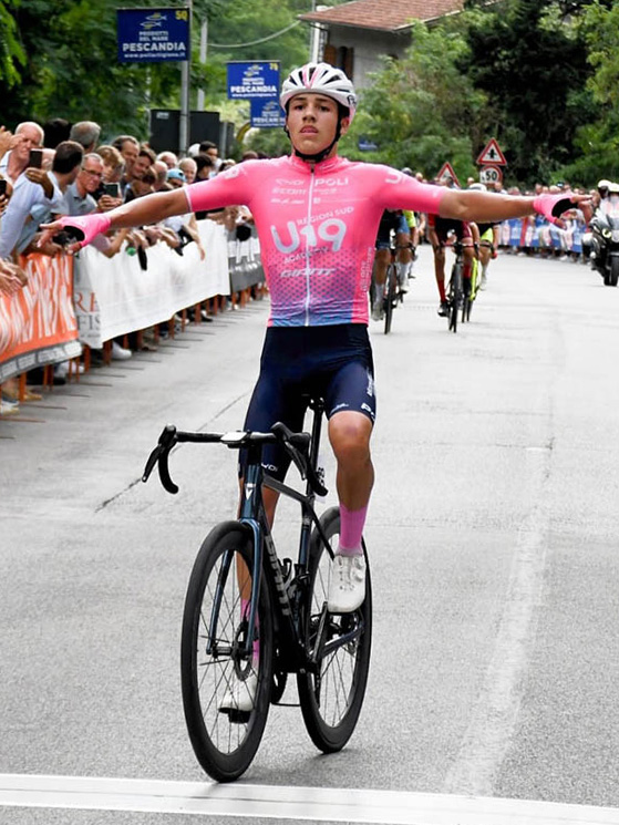 Trionfo in solitaria per Nolan Pedersoli al Trofeo Buffoni. Un corridore di sicuro talento