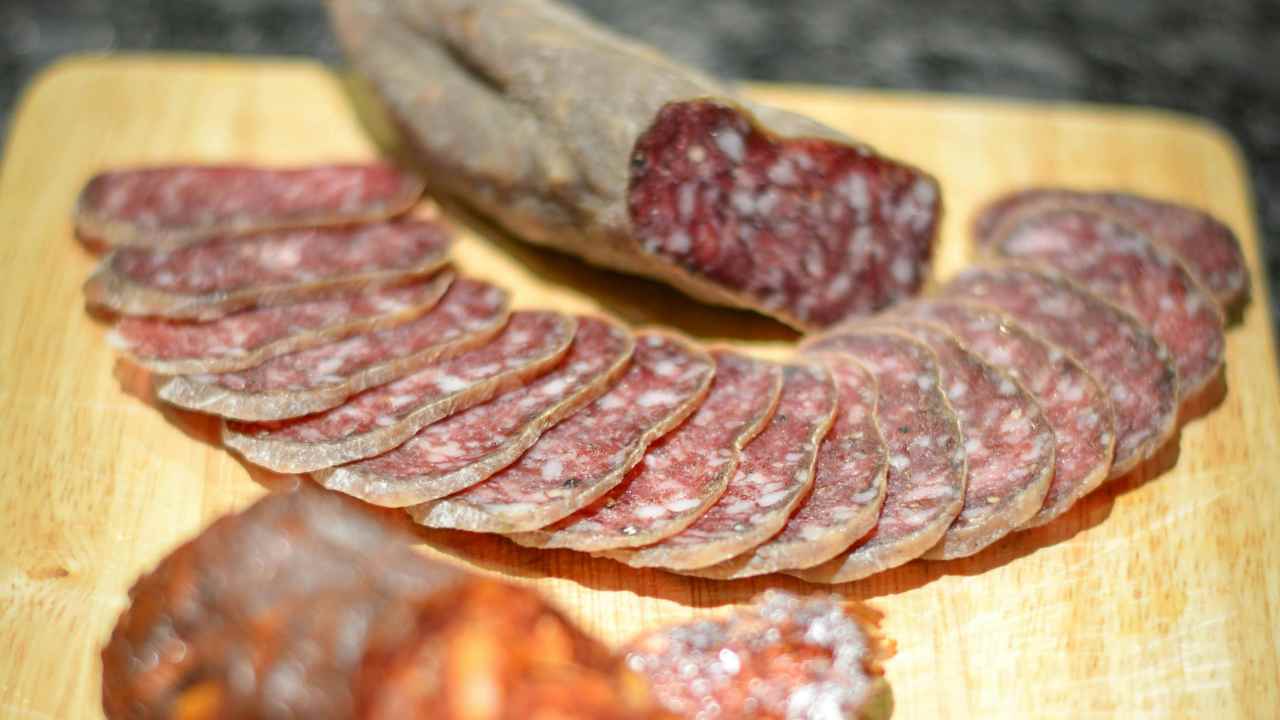 Ultim'ora, "Questi salumi sono cancerogeni": li mangiate e il rischio di tumore al colon cresce a dismisura