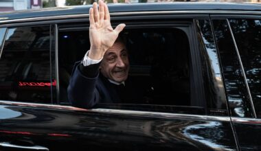 Francia, concessa la libertà vigilata all'ex presidente Sarkozy