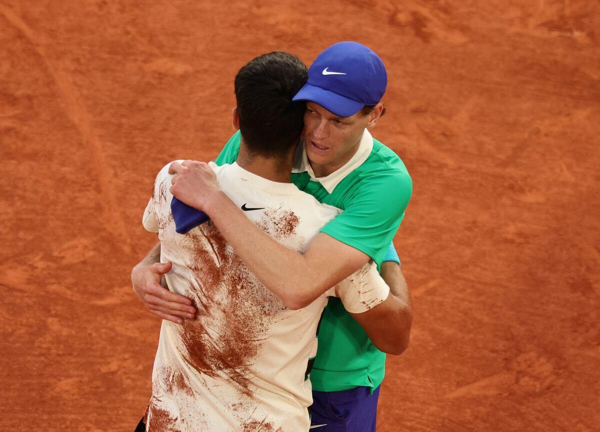 SInner e Alcaraz si abbracciano al termine della finale del Roland Garros/ foto mi diario