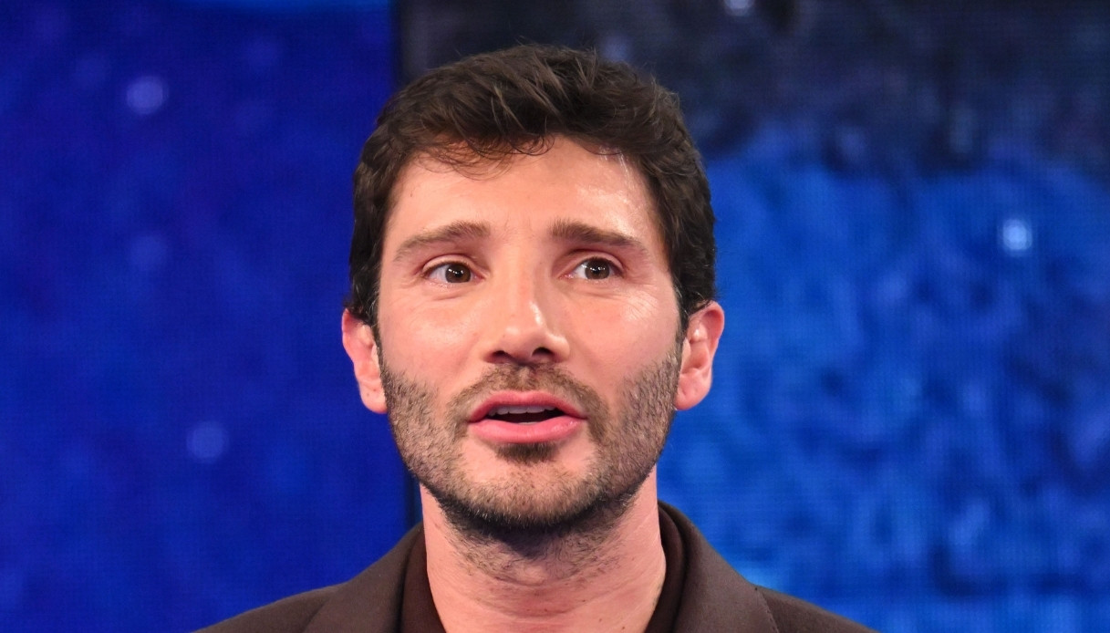 Affari Tuoi, De Martino canta "sarà perché ti amo": festa grande in studio