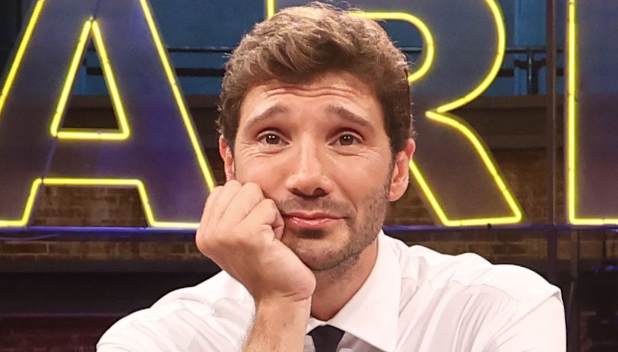 Affari Tuoi, Francesco vince con una profezia e sorprende Stefano De Martino