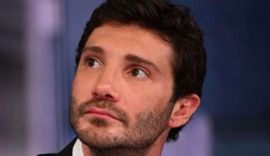 Stefano De Martino furioso dopo le battute di Belen Rodriguez in tv. "Clima teso"