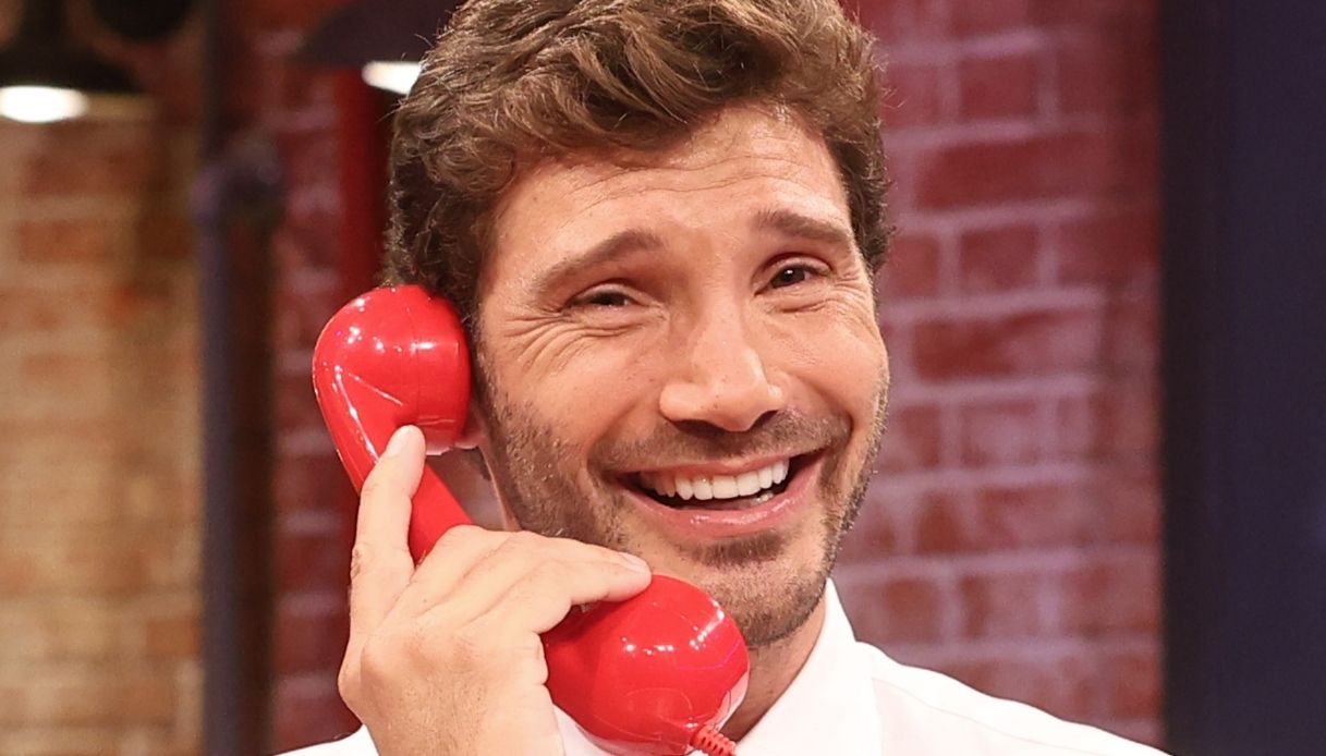 Affari Tuoi, puntata tra numeri e cambi. E Stefano De Martino fa una proposta a Herbert