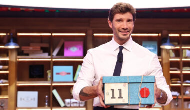 Affari Tuoi, Stefano De Martino "imita" Gerry Scotti: una trasformazione necessaria
