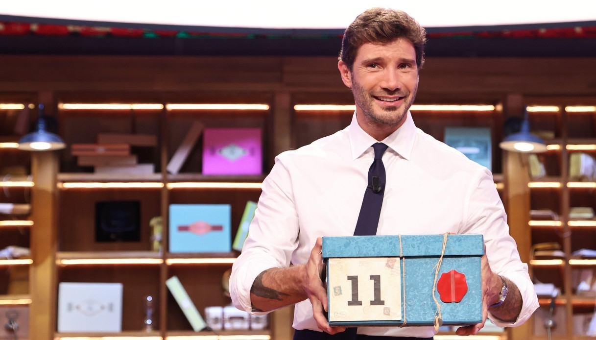 Affari Tuoi, Stefano De Martino "imita" Gerry Scotti: una trasformazione necessaria