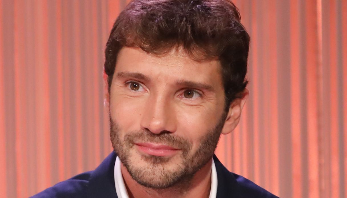 Ascolti tv del 5 novembre, De Martino e Montalbano contro Scotti e Pavarotti