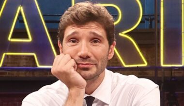 Affari Tuoi, Stefano de Martino fa una serenata alla concorrente: il bacio portafortuna