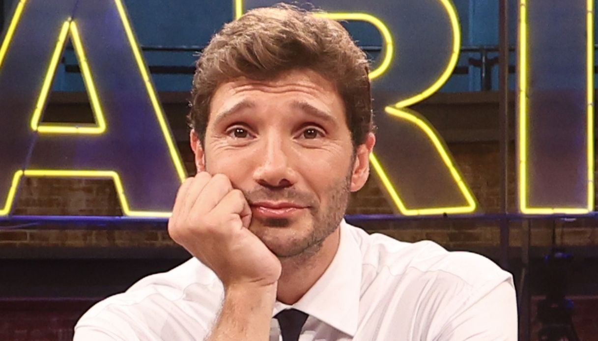 Affari Tuoi, Stefano de Martino fa una serenata alla concorrente: il bacio portafortuna