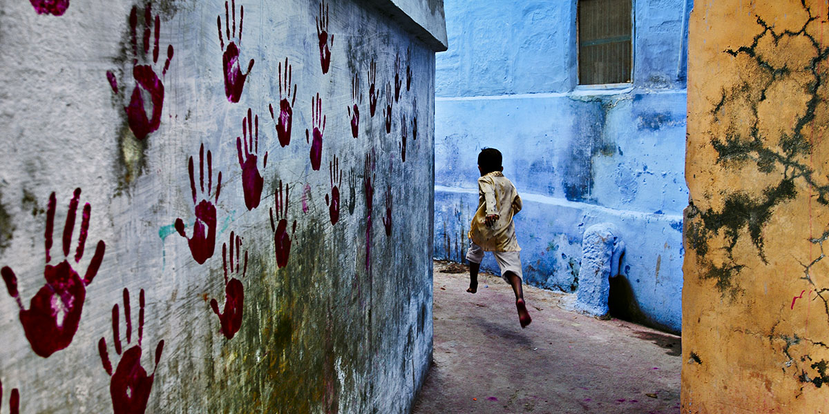 Steve McCurry: il reporter che fotografa i fili invisibili del mondo