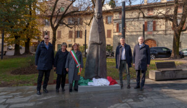 Il Grande Cardinale di Giacomo Manzù installato in piazzetta Carrara