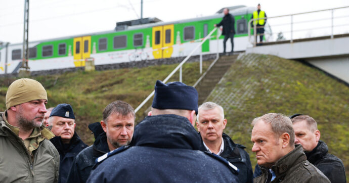 Polonia, danneggiata da una esplosione la ferrovia al confine con l’Ucraina. Il premier Tusk: “Atto di sabotaggio senza precedenti”