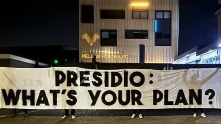 Uno dei due striscioni appesi in via Olanda