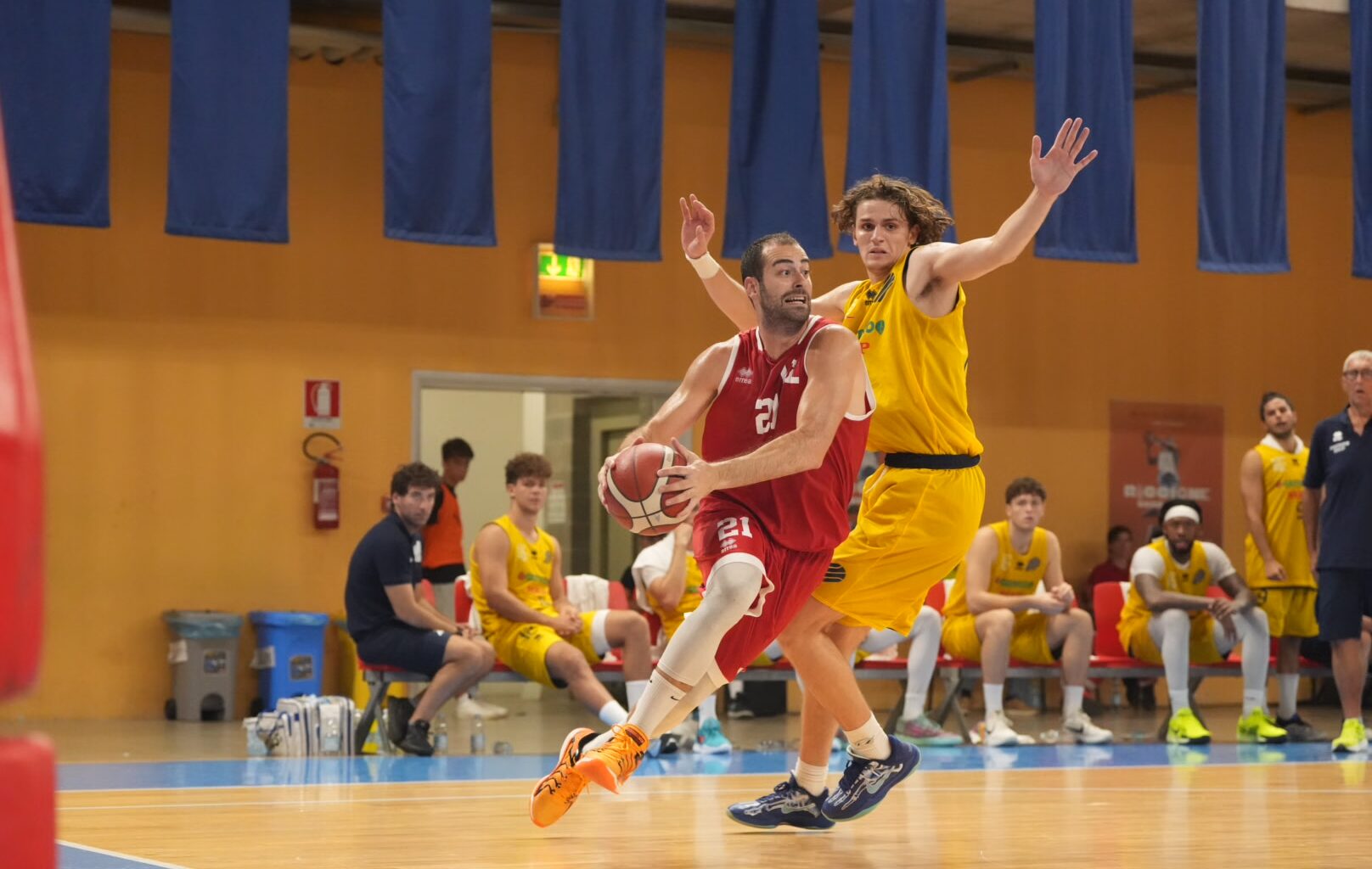 Avellino travolta. Pesaro resta in vetta