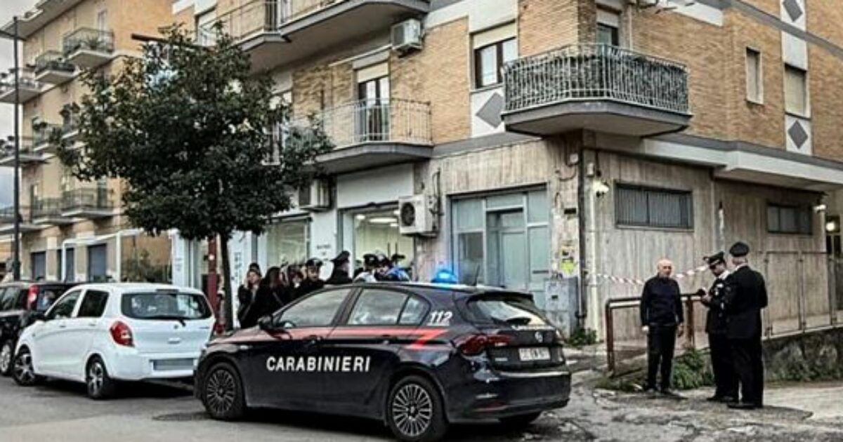 Napoli, uccide la sorella 23enne a coltellate: poi chiama i carabinieri e videochiama la madre - Il Fatto Quotidiano