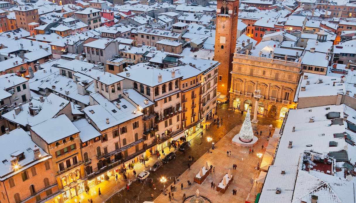 Verona si veste a festa: luci, mercatini di Natale e magia delle feste - SiViaggia