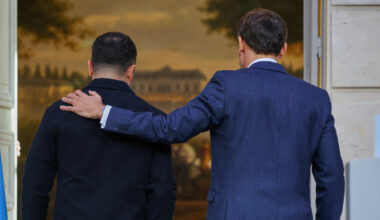 Ucraina, Mosca colpisce la sede della tv "Suspilne". Zelensky in Spagna per chiedere aiuti. Sabotaggi ferroviari in Polonia: "Fermati 2 ucraini al servizio di Mosca"