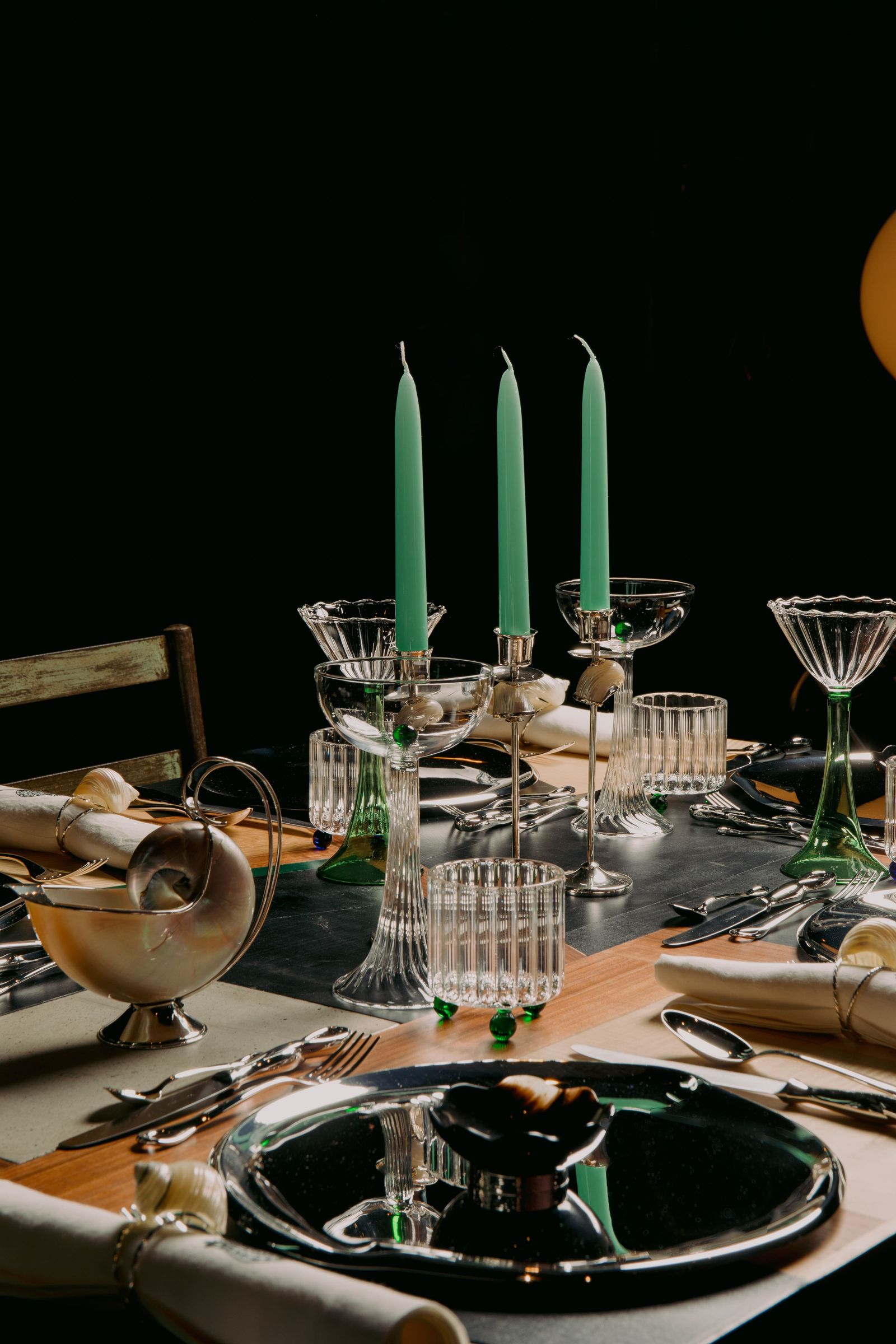 Sul tavolo La Strada di Andrea Zambelli posate e piatti Tiffany amp Co bicchieri di Agustina Bottoni e argenti di...