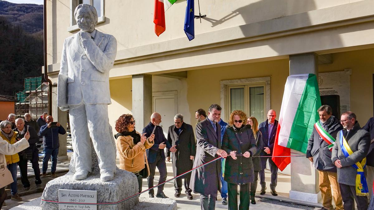 Una statua per l’ex ministro. L’omaggio della Garfagnana per Altero Matteoli