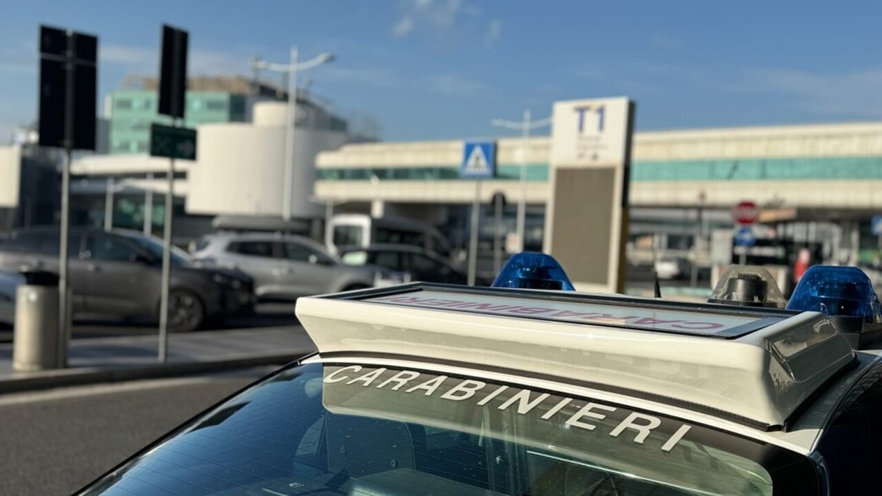 Violenta la figlia di 6 anni della sua ex convivente e scappa in America. Catturato grazie a una foto su Whatsapp