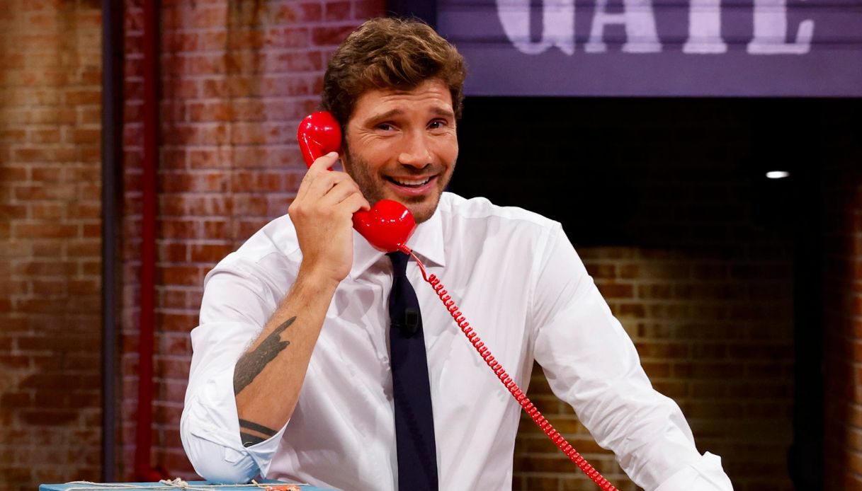 Affari tuoi, la Rai posticipa e taglia lo show di De Martino, ma lui non si arrende