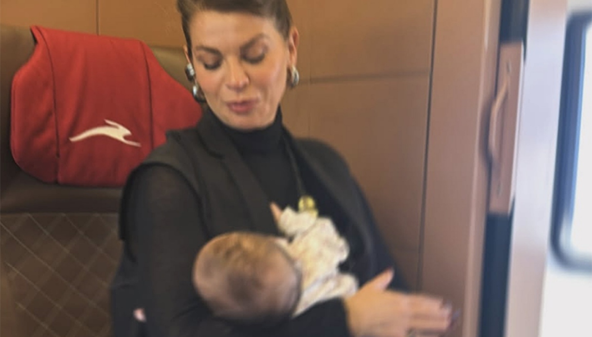 Alessandra Amoroso, la prima foto a due mesi dal parto in viaggio con Penny ed Emma