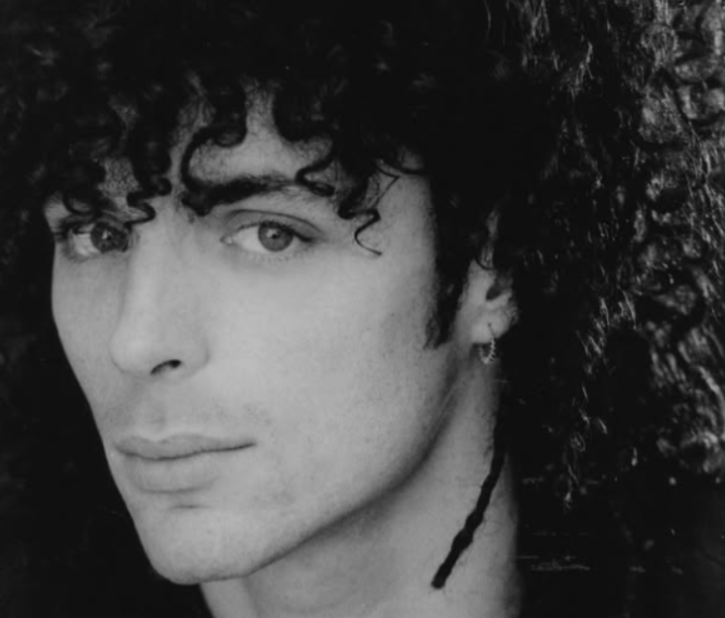 7mila caffè... o capelli. Alex Britti, la foto del passato conquista il web