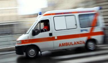 Cade con la moto e viene investito da due auto: morto un 48enne