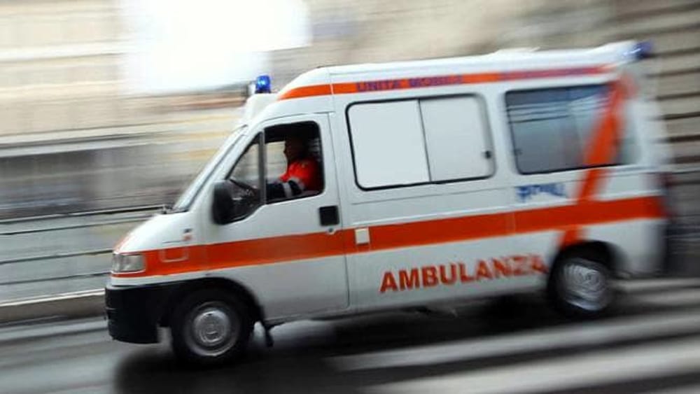 Cade con la moto e viene investito da due auto: morto un 48enne